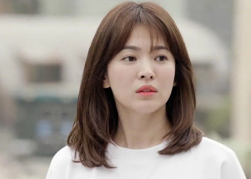 Một cô gái với kiểu tóc tỉa layer bồng bềnh và có độ phồng tự nhiên nhờ kỹ thuật cắt tạo kiểu