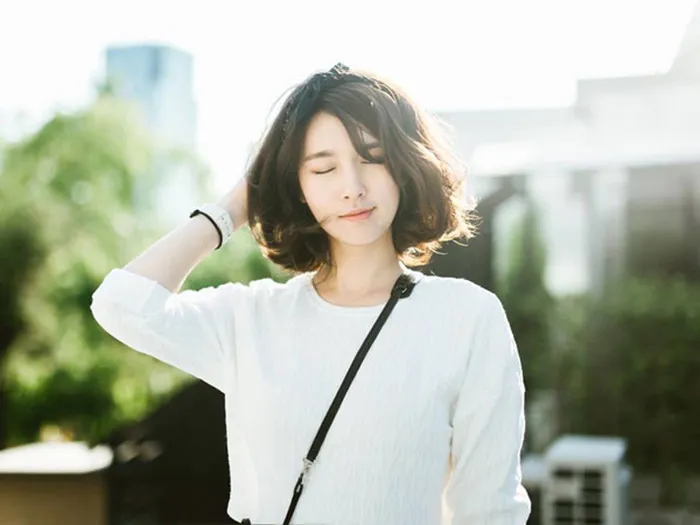 Tóc bob uốn nhẹ phần đuôi, tạo độ bồng bềnh, là cách làm tóc đẹp đi dự tiệc cho tóc ngắn đầy trẻ trung và sang chảnh