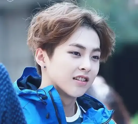 Tóc uốn xoăn cụp phần đuôi tạo độ dày và bồng bềnh cho mái tóc