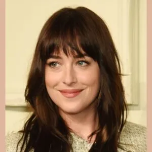 Tóc mái dày bồng bềnh giúp gương mặt trở nên tươi tắn