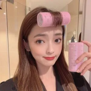 Mẹo làm dày tóc mái bằng lô cuốn tóc để tăng độ bồng bềnh