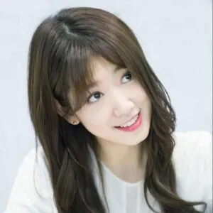 Thay đổi đường rẽ ngôi là cách làm dày tóc mái tức thì