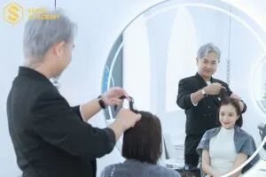 Khách hàng đang sử dụng dịch vụ dưỡng tóc bằng công nghệ cao tại salon uy tín, một cách làm cho tóc dài nhanh nhất chuyên nghiệp