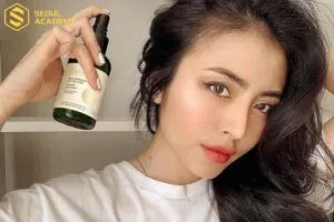 Áp dụng tinh dầu bưởi nguyên chất lên tóc và da đầu, giúp kích thích tóc mọc nhanh và chắc khỏe hơn