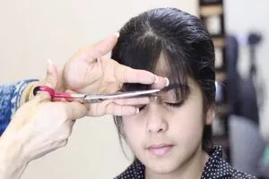 Cắt tỉa tóc thường xuyên là cách ép tóc mái giữ nếp tốt.