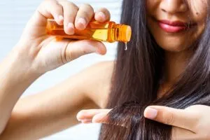 Serum dưỡng tóc: cách ép tóc mái bằng dưỡng chất chuyên sâu.
