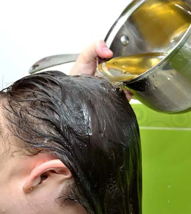 Tách trà xanh vừa được pha xong, sẵn sàng cho việc gội hoặc ủ tóc