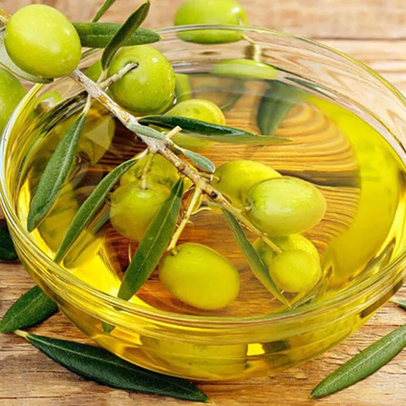 Một thìa dầu olive nguyên chất, thành phần tự nhiên để dưỡng ẩm tóc