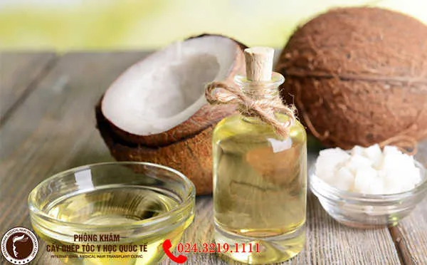 Cận cảnh quy trình cấy tóc tự thân đang được thực hiện bởi chuyên gia y tế