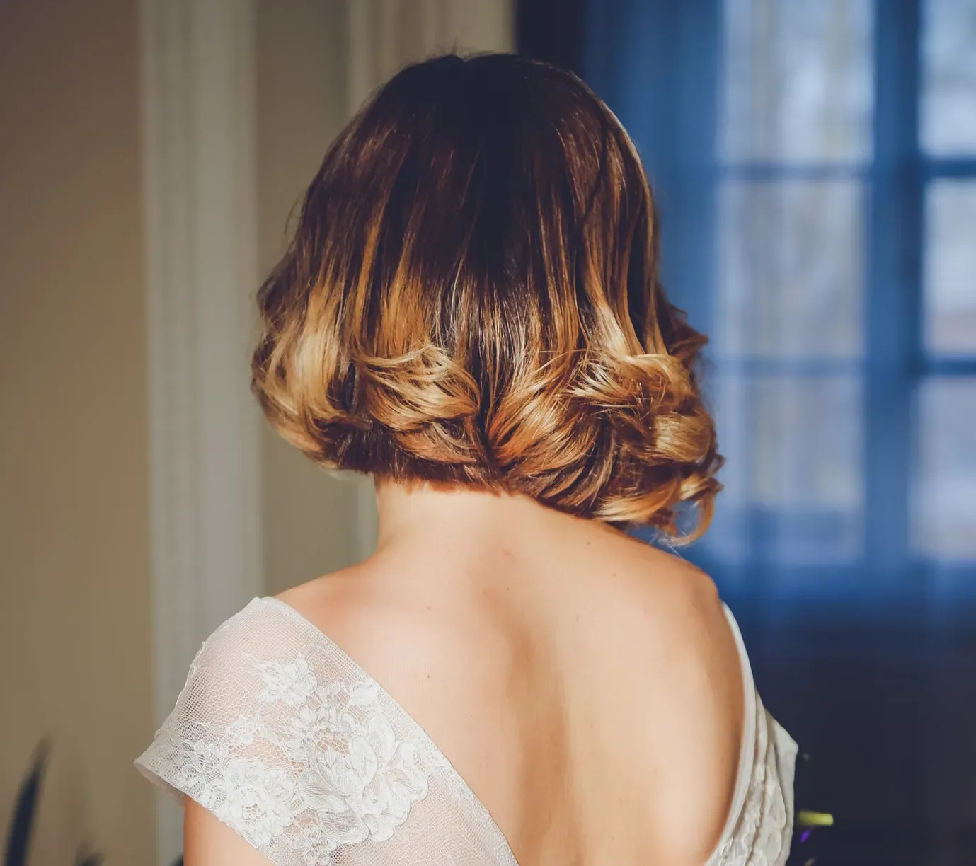 Người phụ nữ đang gội đầu đúng cách để có mái tóc bồng bềnh, sử dụng sản phẩm chăm sóc chuyên nghiệp