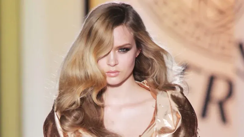 Mái tóc uốn xoăn nhẹ nhàng, tạo khối và độ bồng bềnh đáng kể cho người có tóc mỏng