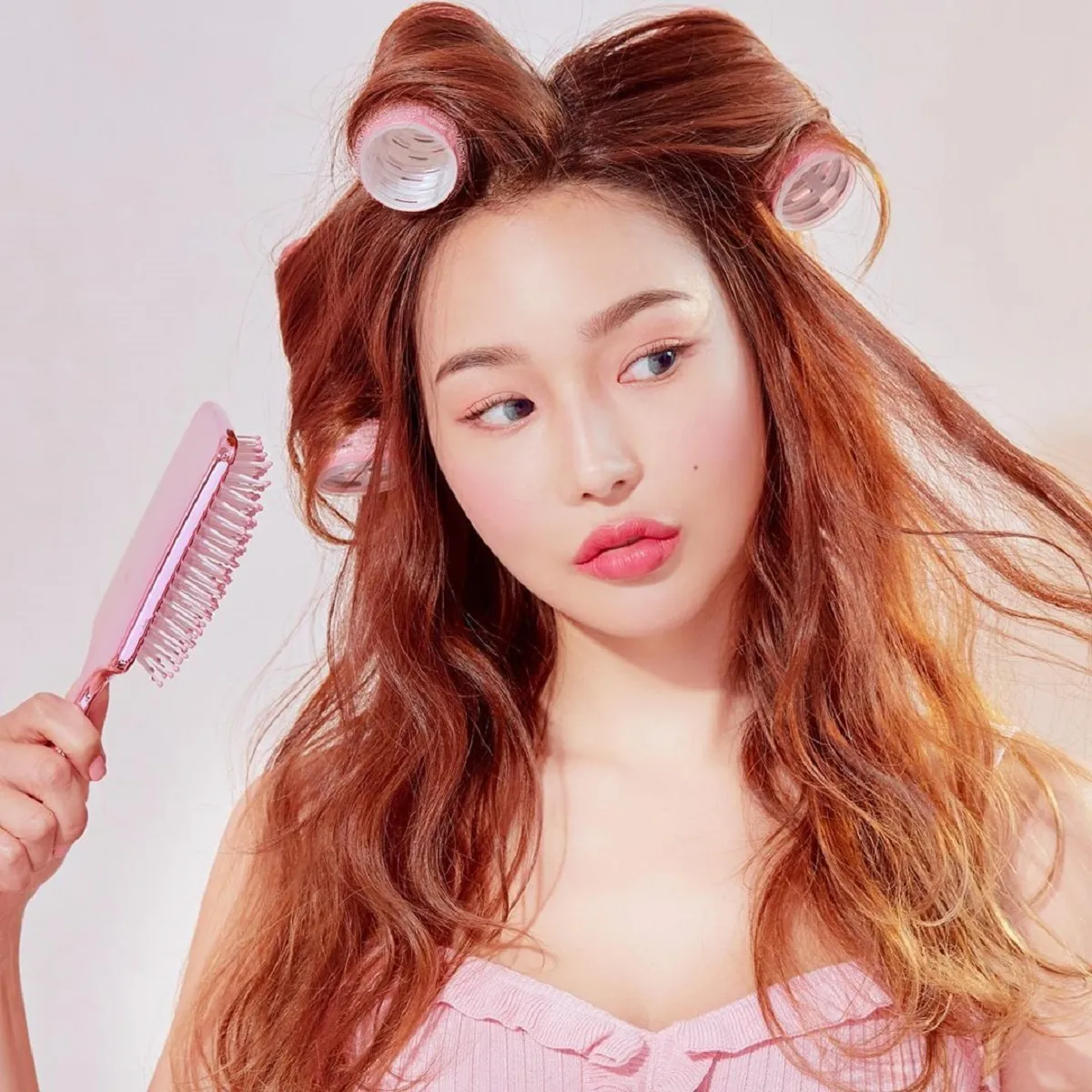 Dùng lô cuốn lớn là một cách làm tóc mượt và thẳng không dùng nhiệt hiệu quả