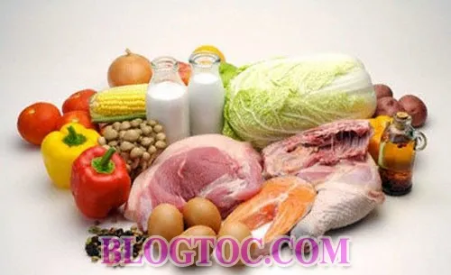 Các loại thực phẩm giàu Protein, Kẽm và Sắt như cá, trứng, hạt và sữa chua