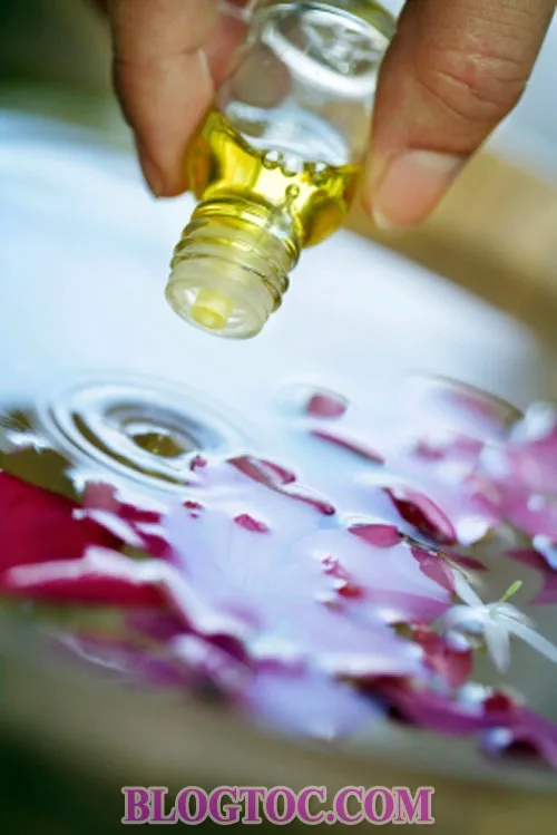 Lọ tinh dầu bưởi được đặt trên bề mặt gỗ, minh họa liệu pháp tự nhiên kích thích mọc tóc