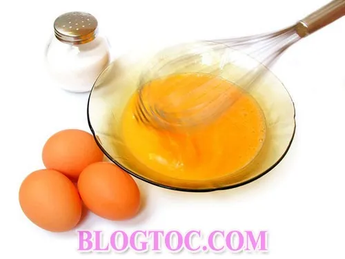 Hỗn hợp mặt nạ trứng, sữa chua và mayonnaise trong bát, sẵn sàng để thoa lên tóc