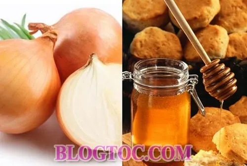 Nước ép hành tây và mật ong trong các chén nhỏ, minh họa công thức mặt nạ tóc tự nhiên