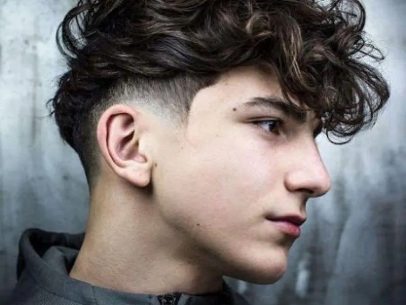 Mái tóc uốn xoăn nhẹ nhàng giúp tăng độ phồng tự nhiên và tạo phong cách lãng tử cho nam giới