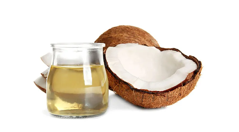 Hỗn hợp dầu dừa và mật ong giàu axit lauric giúp tóc rễ tre giữ ẩm và mềm mượt hơn.