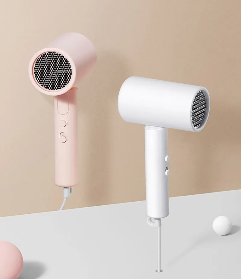 Máy sấy tóc ion âm giúp phân tán các hạt nước hiệu quả, giảm thiểu hư tổn do nhiệt và giữ lại độ ẩm cần thiết.