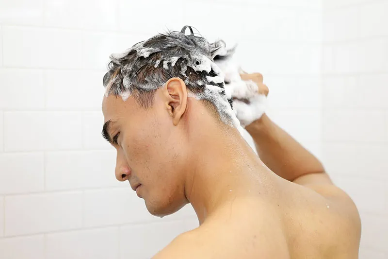 Gội đầu bằng dầu gội dược liệu chuyên biệt cho tóc khô cứng nam giới