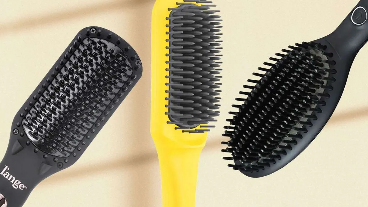 Một phụ nữ đang dùng lược mái chèo chải tóc khi tóc còn ẩm