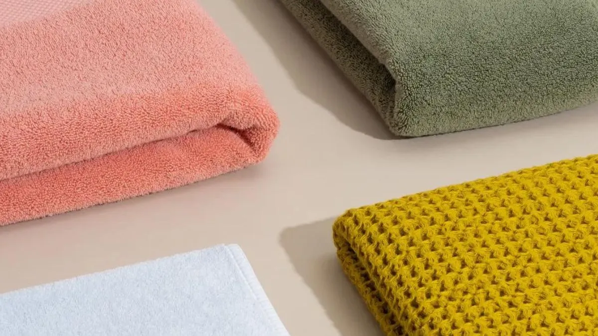 Mô tả một phụ nữ đang quấn tóc bằng khăn sợi nhỏ sau khi gội đầu