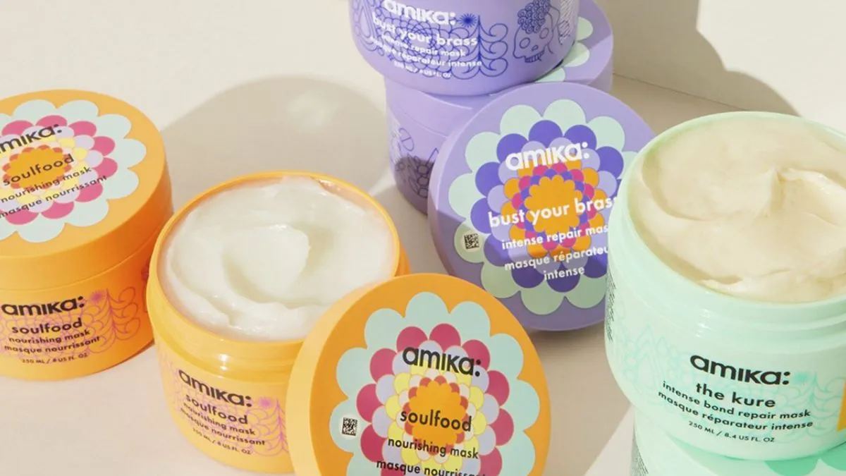 Người phụ nữ đang dùng máy ép tóc chất lượng cao để làm tóc thẳng mượt mà vẫn giữ được độ bóng khỏe