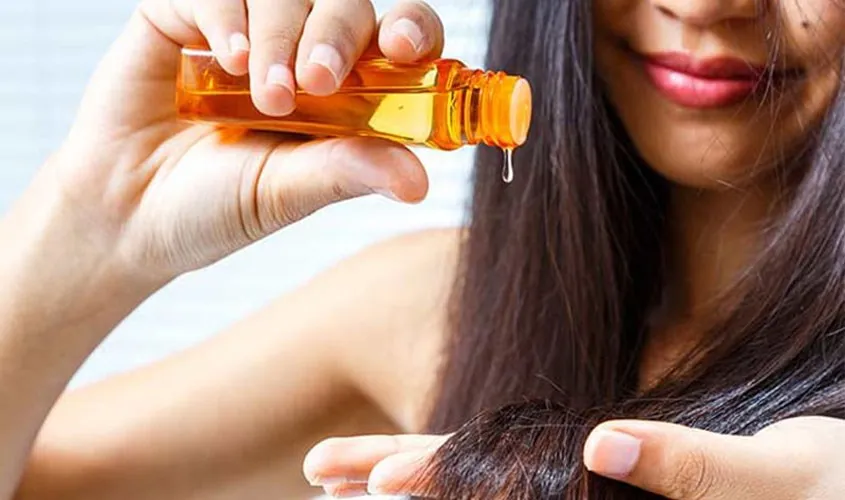 Thoa serum dưỡng tóc bóng mượt