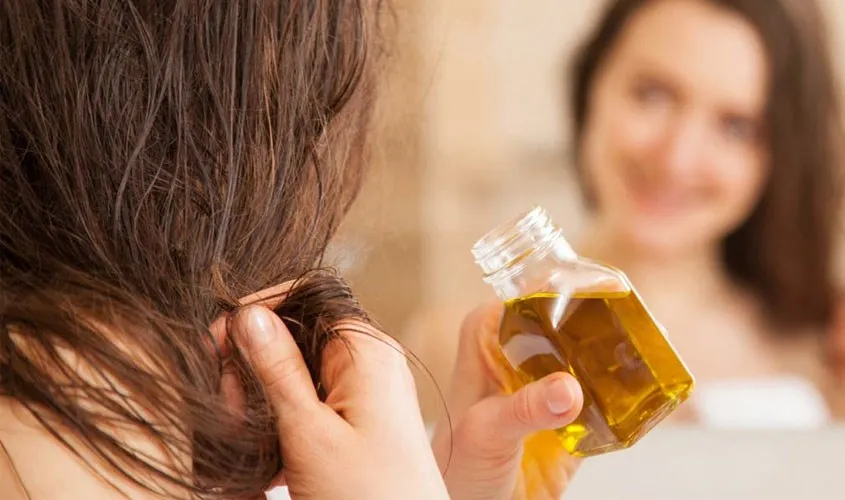 Thoa Sản Phẩm Bảo Vệ Tóc Trước Khi Sấy Bằng Nhiệt