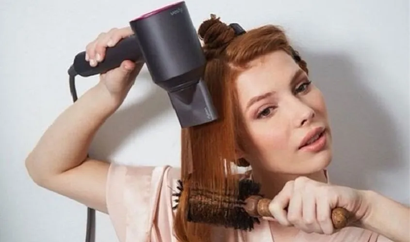 Dùng lược tròn để tạo kiểu và duỗi tóc