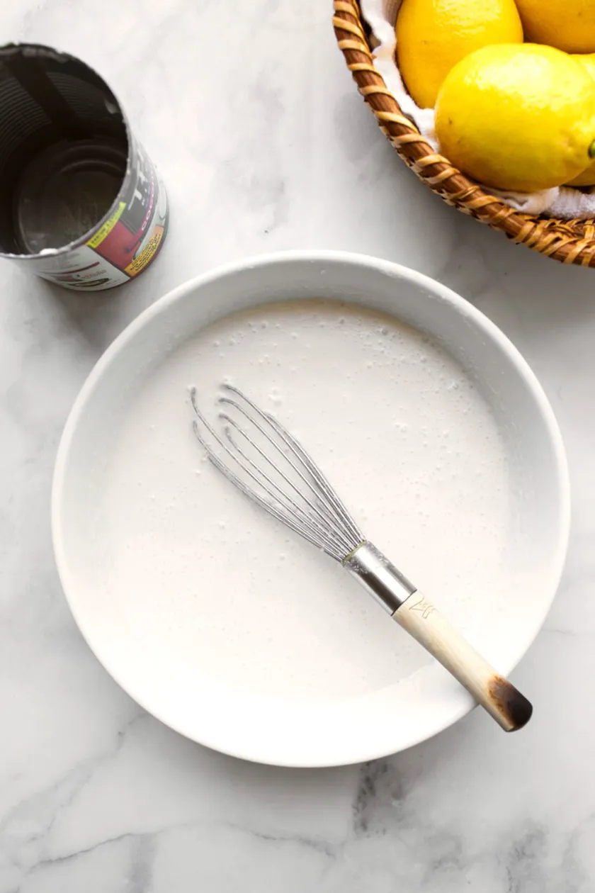 Dưỡng tóc thẳng mượt bằng nước cốt dừa và chanh