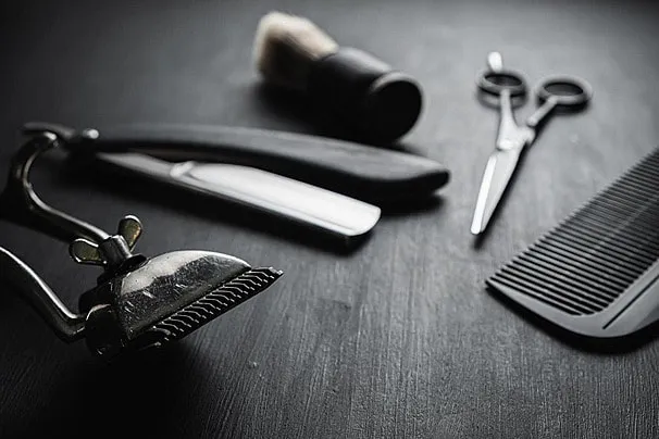 Chuẩn bị đầy đủ các dụng cụ để làm tóc đẹp cho nam tại nhà, bao gồm lược, máy sấy và sáp