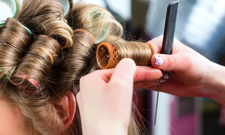 Làm tóc xoăn bằng máy sấy cùng lô cuốn giúp tạo lọn đều đặn