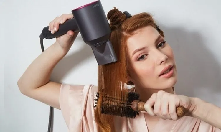 Sử dụng lược tròn và máy sấy tạo kiểu tóc xoăn bồng bềnh, cần dùng thêm gel để giữ nếp