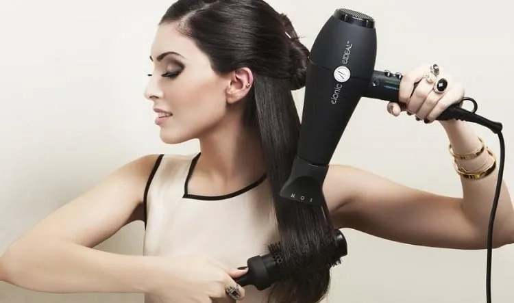 Làm xoăn phần đuôi tóc bằng máy sấy tạo độ phồng tự nhiên và ôm vào khuôn mặt