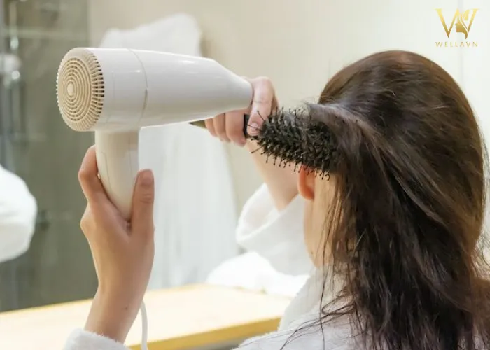 Tóc được chia lọn và cuốn theo hình xoắn ốc quanh một chiếc tất dài màu trắng