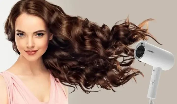 Minh họa chi tiết quá trình uốn xoăn đuôi tóc bằng máy sấy và lược, thể hiện rõ lọn xoăn cuối cùng đã được cố định