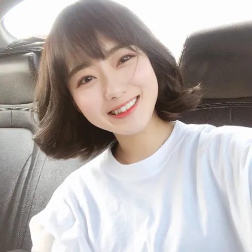 Hình ảnh một cô gái có mái tóc bob ngắn xoăn sóng lơi nhẹ nhàng