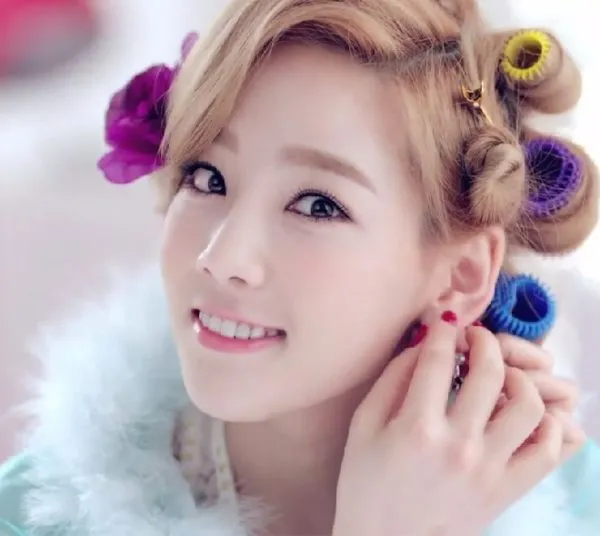 Hình ảnh các lô cuốn tóc cỡ lớn đang được cuốn trên một mái tóc ngắn màu nâu