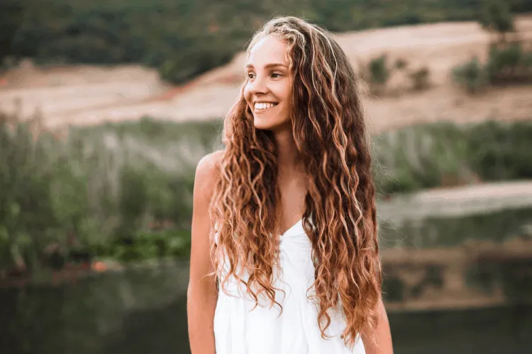 Sử dụng áo thun co giãn làm những kiểu tóc xoăn bồng bềnh