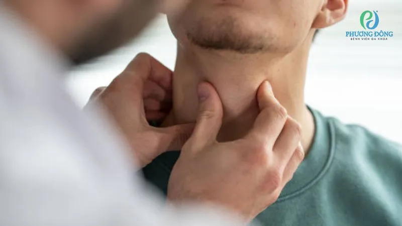 Thăm khám chuyên khoa Tai Mũi Họng nếu các biện pháp tại nhà không thể lấy tóc ra khỏi cổ họng