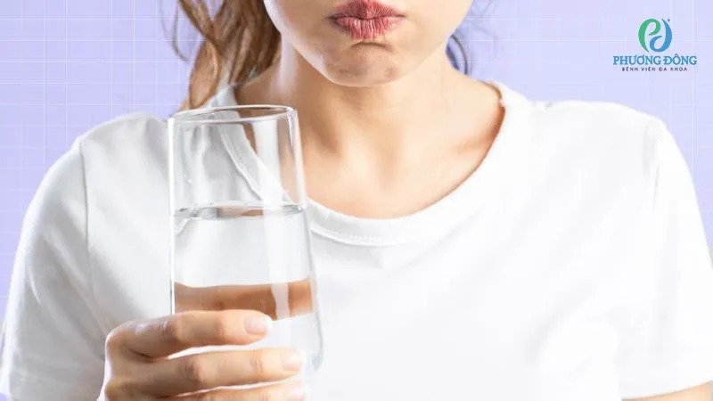 Súc miệng với nước muối ấm nếu nguyên nhân cảm giác vướng xuất phát từ bệnh lý viêm nhiễm