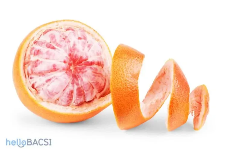 Một nắm vỏ bưởi tươi và khô được chuẩn bị để nấu nước gội đầu chống rụng tóc