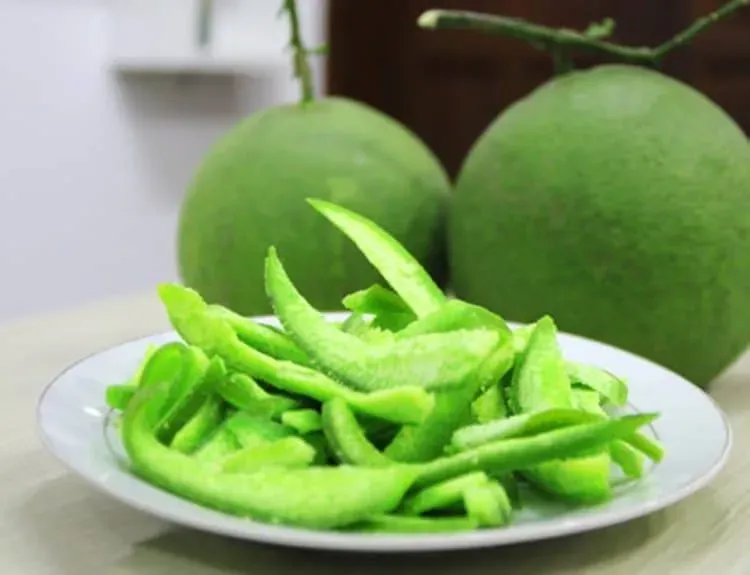 Cận cảnh tinh dầu đang bay hơi trong quá trình nấu vỏ bưởi gội đầu