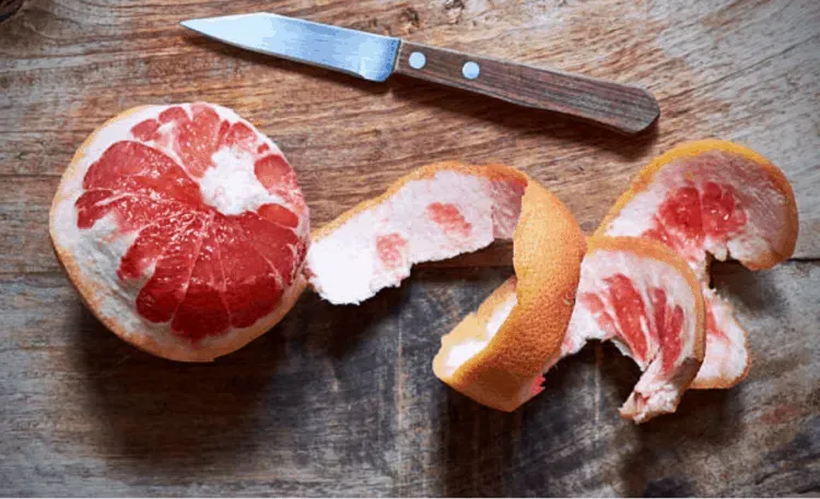 Cây sả và vỏ bưởi là hai nguyên liệu tự nhiên được dùng để nấu nước gội đầu