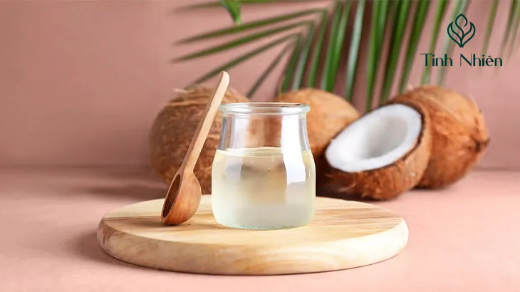 Tác dụng của dầu dừa nóng trong việc hạ tông và dưỡng ẩm tóc