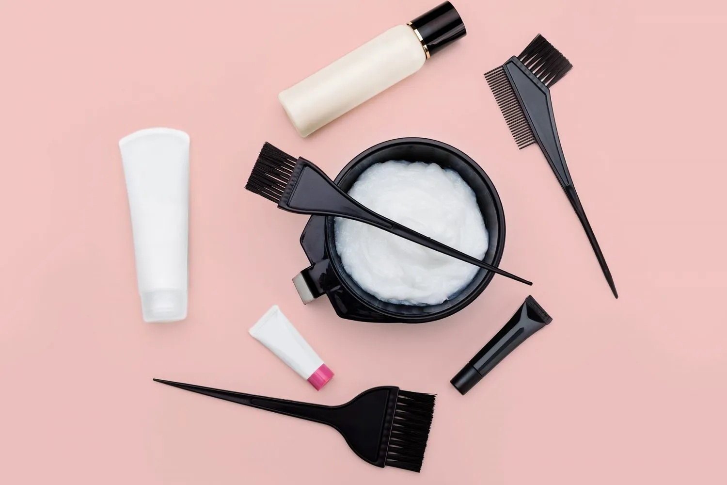 Chuẩn bị đầy đủ các dụng cụ nhuộm tóc cơ bản như thuốc nhuộm, bát trộn, cọ nhuộm và găng tay