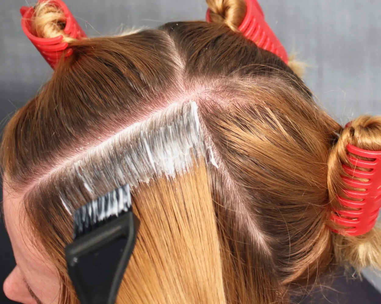 Dùng cọ nhuộm chuyên dụng để chấm thuốc nhuộm chính xác vào phần chân tóc đen mới mọc