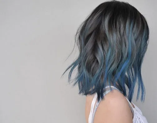 Kiểm tra nền tóc trước khi tiến hành nhuộm màu than chì để đảm bảo màu chuẩn xác