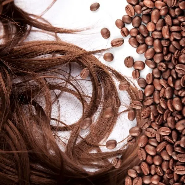 Phụ nữ đang thoa hỗn hợp cà phê lên tóc bạc để nhuộm màu nâu tự nhiên tại nhà